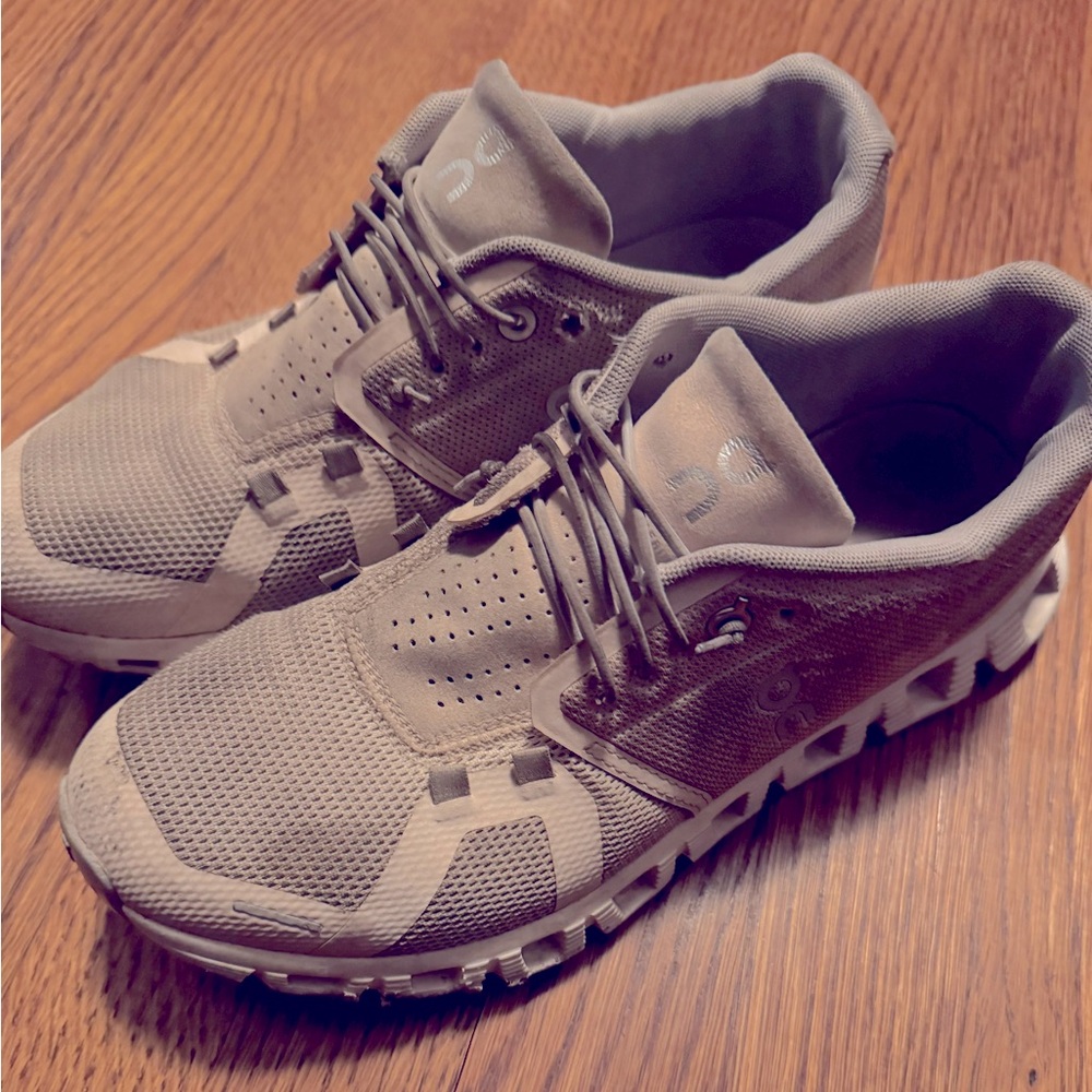 Women’s Size 8.5 ON CLOUDs GUC